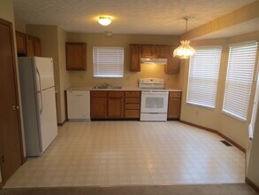 1960 Queens Meadow Ln in Grove City, OH - Building Photo - Building Photo