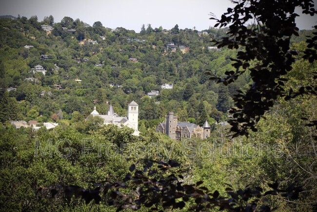 15 Encina Pl in San Anselmo, CA - Foto de edificio - Building Photo