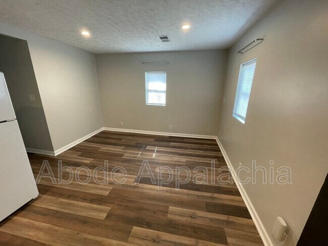 1231 Collins Hwy in Pikeville, KY - Building Photo - Building Photo