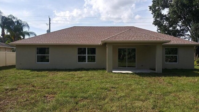 1350 SW Hunnicut Ave in Port St. Lucie, FL - Foto de edificio - Building Photo