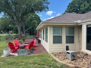 114 Broadmoor St in Meadowlakes, TX - Building Photo - Building Photo
