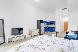 253 NE 2nd St, Unit 223 in Miami, FL - Foto de edificio - Building Photo