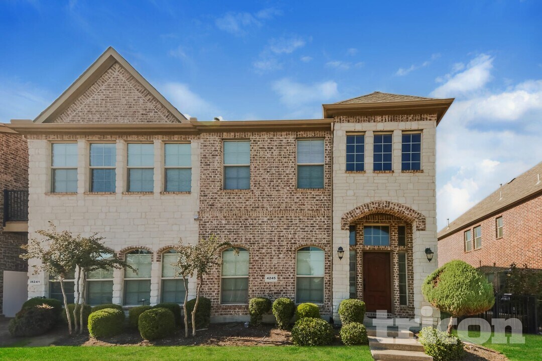 4245 Indian Run Dr in Carrollton, TX - Foto de edificio