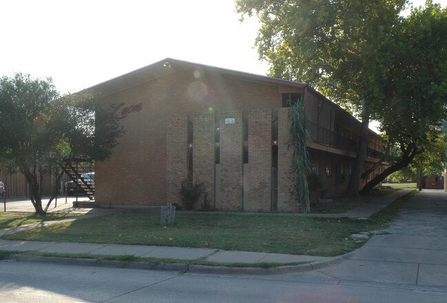 4616 Columbia Ave in Dallas, TX - Foto de edificio - Building Photo