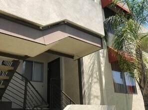 5644 Yolanda Ave, Unit 4 in Tarzana, CA - Foto de edificio - Building Photo
