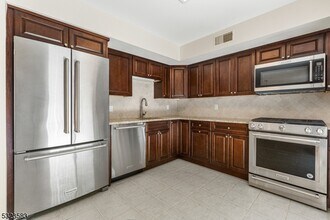 6-06 Cross Meadows in Fair Lawn, NJ - Building Photo - Building Photo