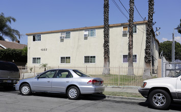 1023 HEWITT St in San Fernando, CA - Building Photo - Primary Photo