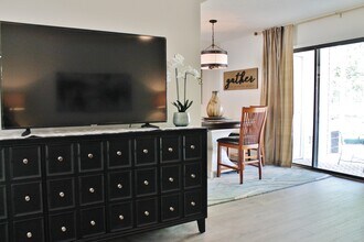 7805 Renaissance Ct, Unit B in Charlotte, NC - Foto de edificio - Building Photo