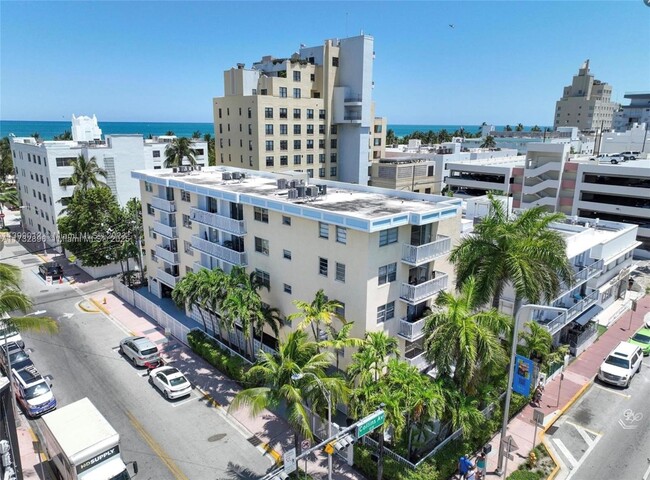 1357 Collins Ave in Miami Beach, FL - Building Photo - Building Photo