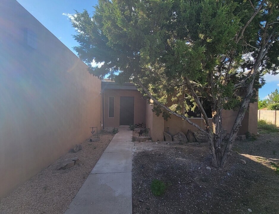 3323 Camino Prado Vista in Santa Fe, NM - Building Photo