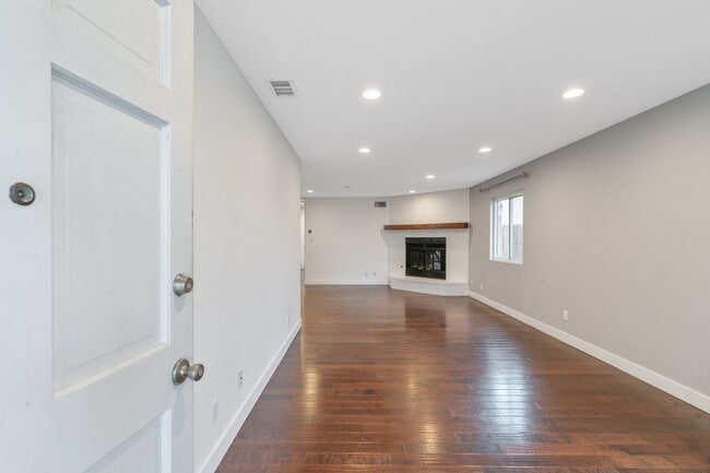 1427 E 55th St in Long Beach, CA - Foto de edificio - Building Photo