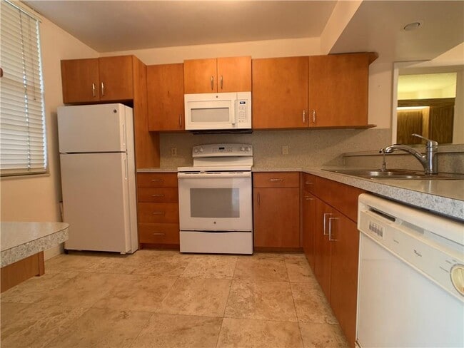 1721 Whitehall Dr, Unit 102 in Davie, FL - Building Photo - Building Photo