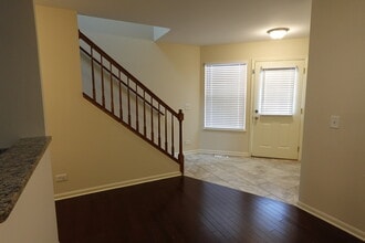 1070 Woodhill Ct in Elgin, IL - Building Photo - Building Photo