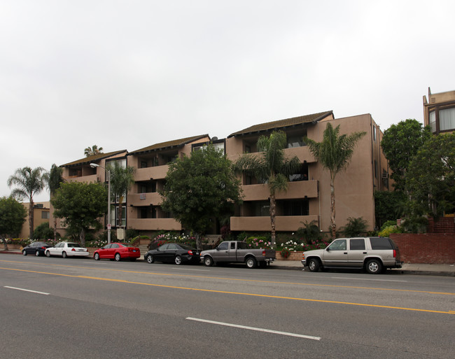 Encino Country Club Apartments in Encino, CA - Building Photo - Building Photo