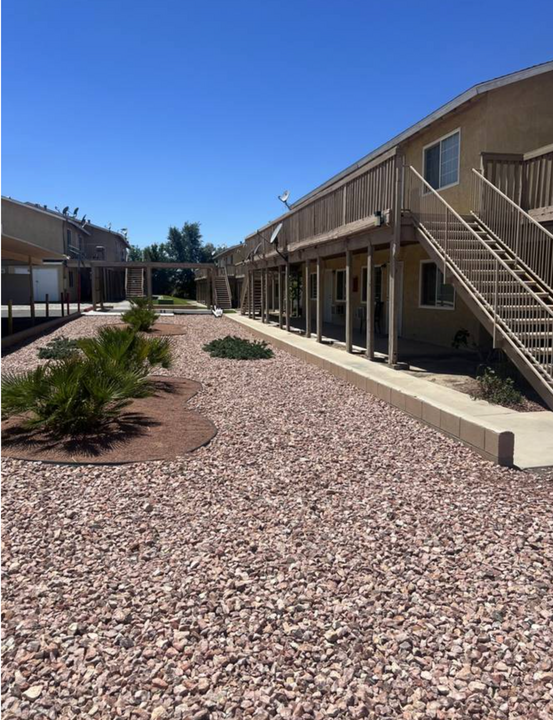 18498 Montezuma St in Adelanto, CA - Building Photo
