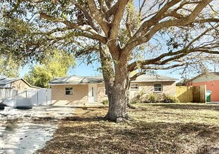 6985 82nd Ave N in Pinellas Park, FL - Foto de edificio - Building Photo