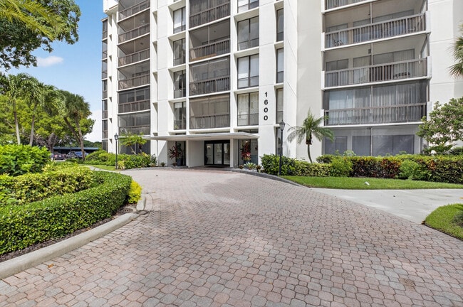 1615 Bridgewood Dr in Boca Raton, FL - Building Photo - Building Photo