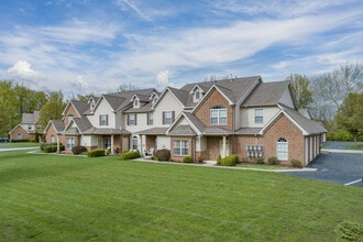 Waterford Luxury Apartments & Villas in Sheffield Village, OH - Foto de edificio - Building Photo