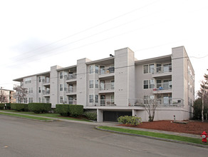 The Bentley in Des Moines, WA - Building Photo - Building Photo