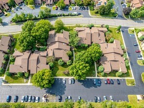 318 Willowbrook Dr in North Brunswick, NJ - Building Photo - Building Photo