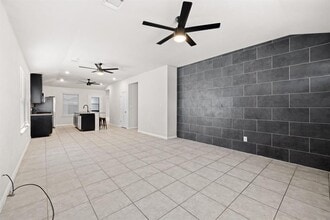 202 Low Bramble Dr in Hutto, TX - Building Photo - Building Photo