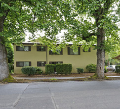 Canterbury Terrace in Portland, OR - Building Photo - Building Photo