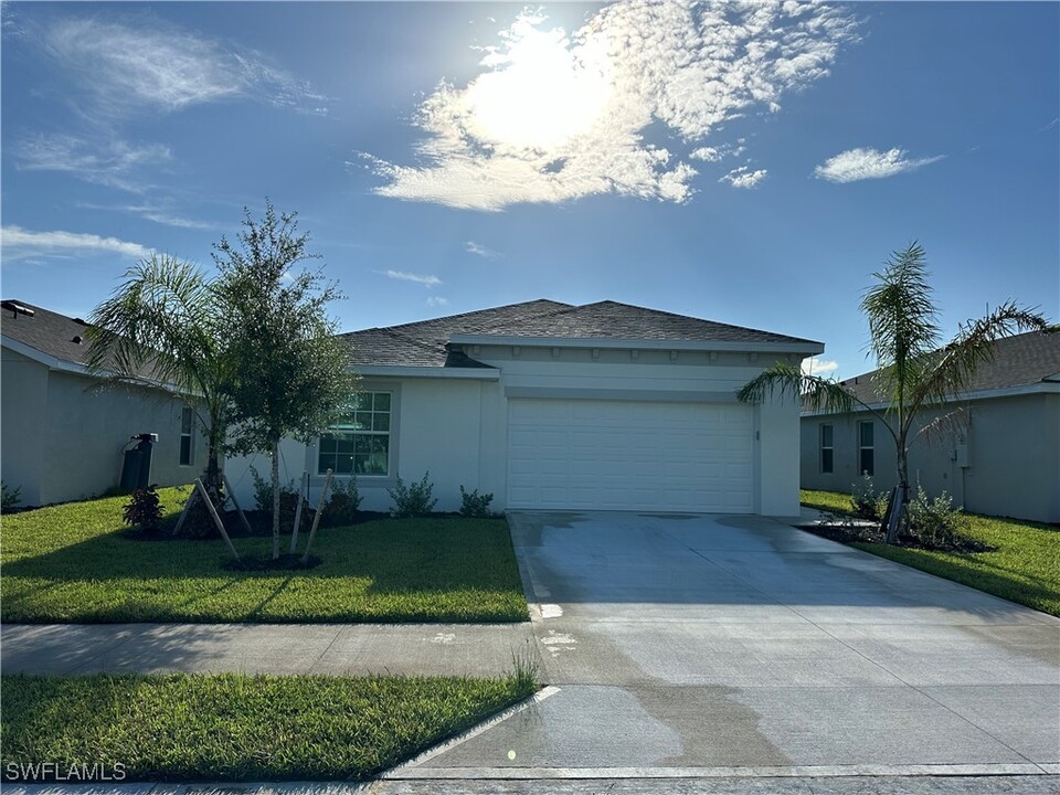 12261 Amber Waves Rd in Lehigh Acres, FL - Building Photo