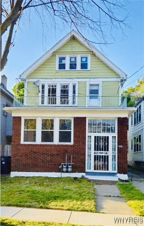 320 Jewett Ave in Buffalo, NY - Building Photo