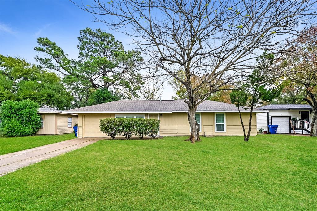 1406 11th St N in Texas City, TX - Building Photo