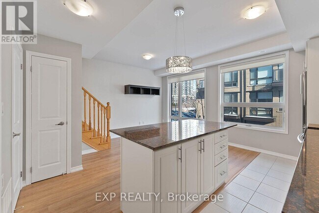 32 Fieldway Rd in Toronto, ON - Building Photo - Building Photo