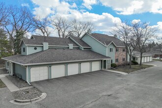 Carriage Crossings in St. Paul, MN - Building Photo - Building Photo