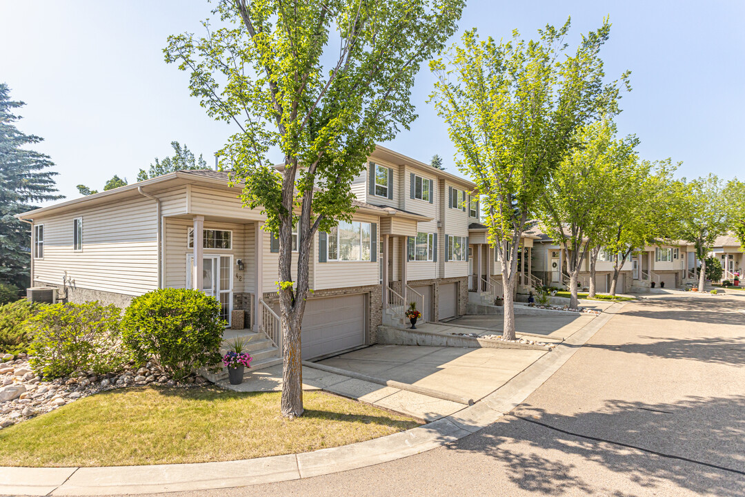 Riverside Court in Edmonton, AB - Building Photo