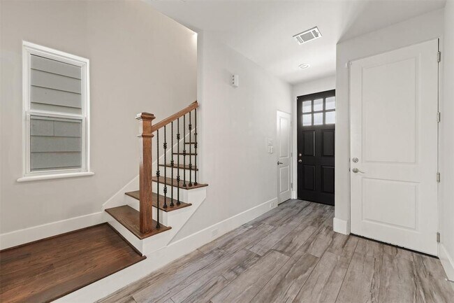 5648 Larkin St in Houston, TX - Foto de edificio - Building Photo