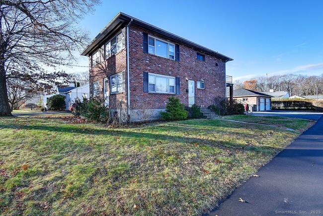 139 Phyllis Dr in Naugatuck, CT - Building Photo - Building Photo