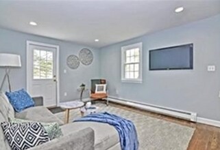 16 Oak Hill Rd in Wayland, MA - Foto de edificio - Building Photo