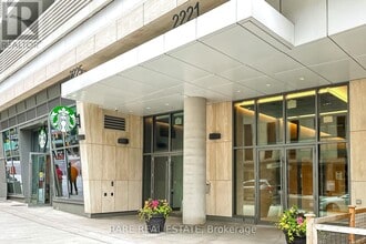 2221 Yonge St in Toronto, ON - Building Photo - Building Photo