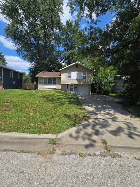 8004 E 91 St in Kansas City, MO - Building Photo