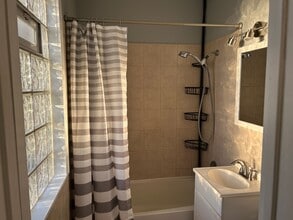 3654 N Central Ave, Unit 2FL Rear in Chicago, IL - Foto de edificio - Building Photo