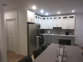 324 1st St-Unit -1st in Carlstadt, NJ - Foto de edificio - Building Photo