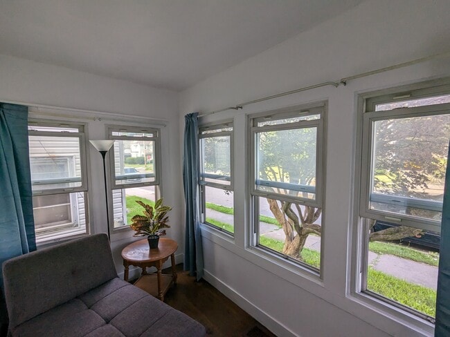72 Park Ave, Unit Apt1