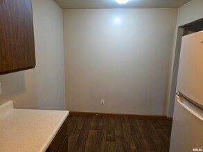 1300 W Jeth Ct in Peoria, IL - Building Photo - Building Photo