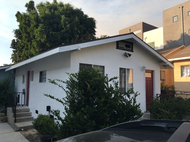 6105 Monterey Rd, Unit Front in Los Angeles, CA - Foto de edificio - Building Photo