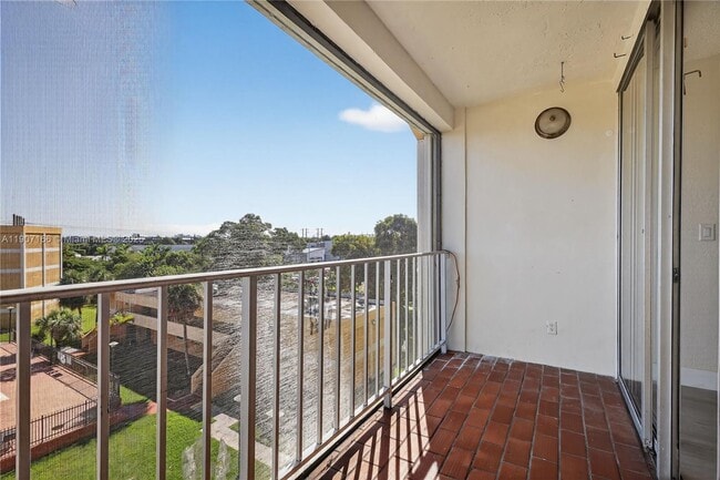 9210 Fontainebleau Blvd in Miami, FL - Building Photo - Building Photo