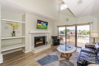 642 Portside Dr in Davidson, NC - Foto de edificio - Building Photo