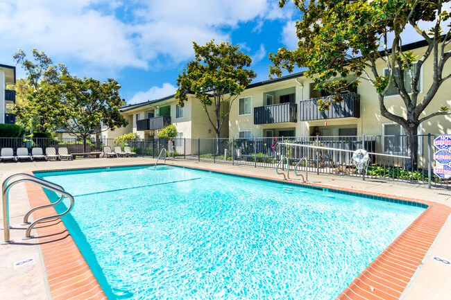 Mission Heights Apartments in Hayward, CA - Foto de edificio - Building Photo