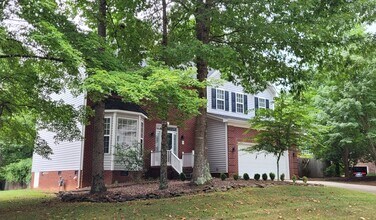 8 Holly Springs Ln in Greensboro, NC - Building Photo - Building Photo