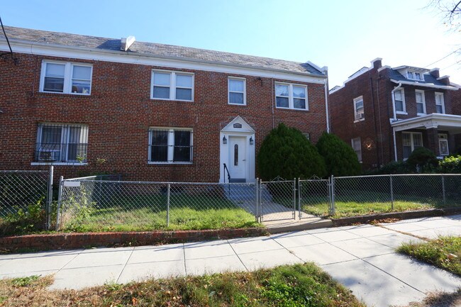 1620 21st Pl SE in Washington, DC - Foto de edificio - Building Photo