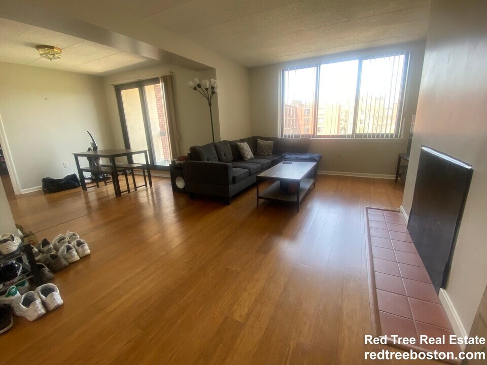 85 Brainerd Rd, Unit 403 in Boston, MA - Foto de edificio