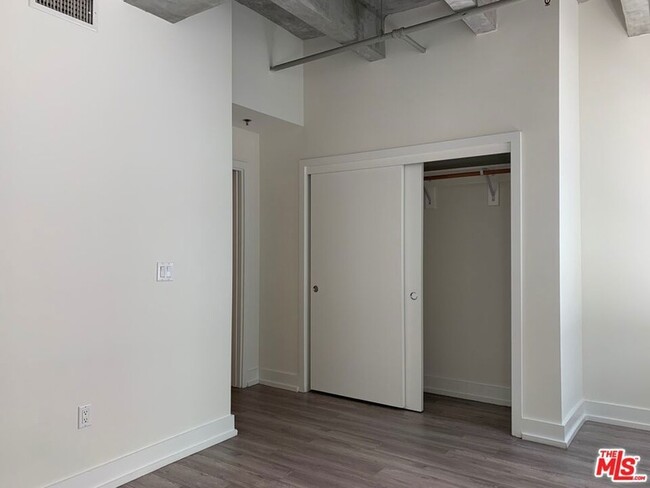 727 W 7th St in Los Angeles, CA - Building Photo - Building Photo