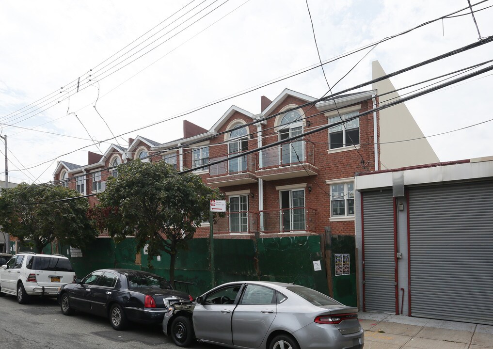 32-44 61st St in Woodside, NY - Building Photo